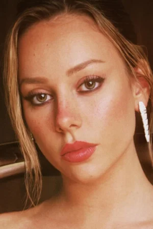 Эстер Экспосито